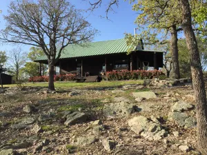 Image of Charming Farmhouse Near Round Top sleeps 9