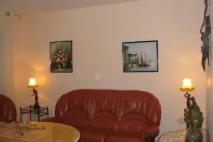 Image of BEAUTIFUL 1st floor apartment with independent entrance in a very quiet, central neighborhood.