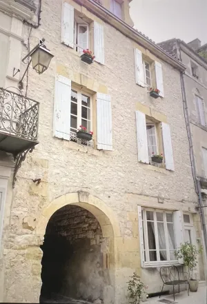 Image of Spacious, light & airy, Romantic village home set off Monflanquin Village Square