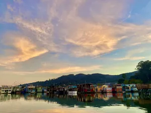 Image of \"Top Choice Houseboat Rental,\" says Discover Sausalito. 2bd 2ba floating home.