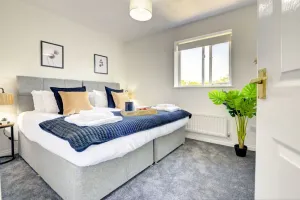 Image of The Studley | Calm & Executive House | Parking | eco-Short Term Let by SILVA