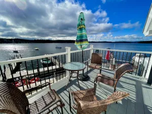 Image of Winni lakefront room @ Windrifter Yacht Club