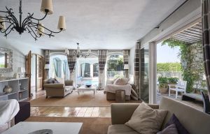 Image of Large and luxurious family property.