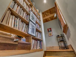 Image of Downtown Carriage House Studio : Dream under Vaulted Ceilings