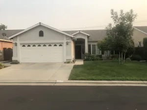 Image of Clovis Charmer! Spacious and close to everything!