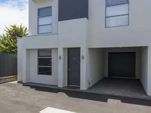 Image of Modern City Townhouse: Stylish Living in Prime City Fringe Location