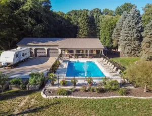 Image of The \"Pool Barn Camper\" w\/Hot Tub near Indiana Dunes