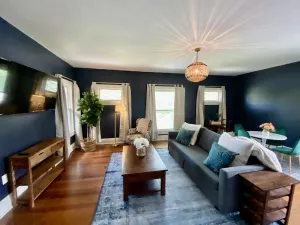 Image of Central location! Historic neighborhood. Easy walk to shops and restaurants