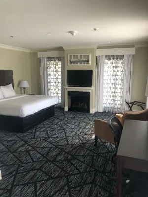 Image of Niagara Crossing Hotel and Spa King Room