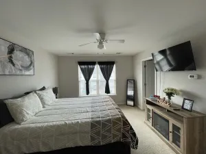 Image of Mins to airport and shopping! 5 Star clean!13miles from downtown!
