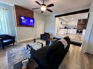 Image of Large 1BR on hill close to everything in Pitt