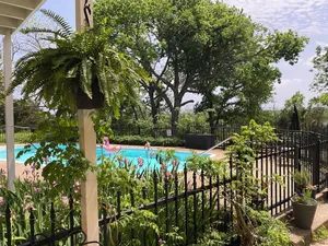 Image of Top of the Hill-Cozy 1 bed\/1 bath cottage, less than one mile to downtown.