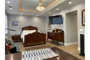 Image of Luxury Spacious Studio in Woodside Plaza