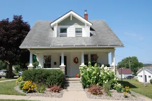 Image of 2 Bedroom Downtown Bungalow- Must see!