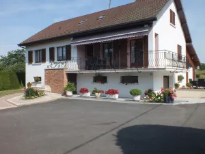 Image of Maison Calme, au Cœur D'une Campagne Verdoyante