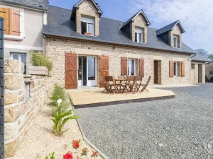 Image of Spacious house with fireplace and terrace in Lolif, perfect for families