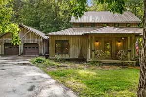 Image of The Wagon Wheel Cabin Hot Tub Sleeps 10 Spacious