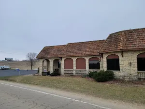 Image of Spacious renovated restaurant with plenty space and close to The Field of Dreams