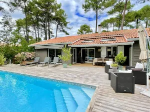 Image of Tasteful house with great pool area