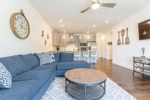 Image of 6 Bedroom Quiet Townhome! 6min to Airport & 15min to Downtown!
