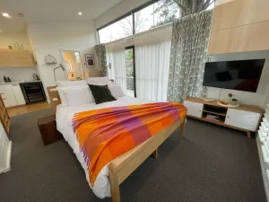 Image of Contemporary, Stylish One Bedroom Studio.