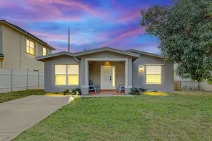 Image of Greenacres Home close to DT, beaches & shopping 🐴🌴☀️🏇🏼🛍