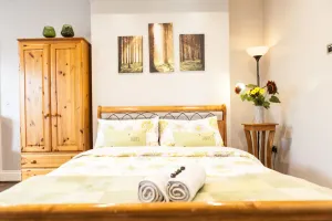 Image of Spacious and beautifully presented apartment, close to heath and lake