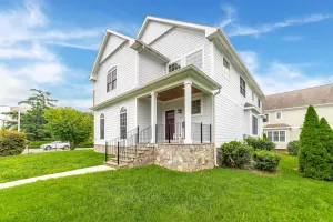 Image of Spacious Luxury Home in the Heart of it ALL: 5 Bedroom, 5.5 bathrooms