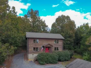 Image of Cabin 115, Luxury 6 bedroom, 3 bath cabin minutes from Downtown Lexington!