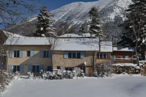 Image of Large charming mountain retreat for 12, close to ski resorts and lake with beach