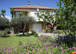 Image of Villa 100m2 with enclosed garden planted with trees close to the city center