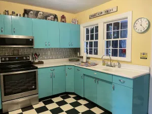 Image of Stay downtown within walking distance of restaurants, shopping, and breweries!
