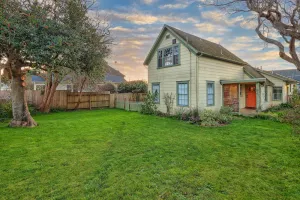 Image of 🍩Downtown Drift -Historic Arcata Home on the first floor - Hot Tub, Sauna & Bikes🐶