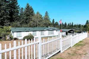 Image of Charming Northwest home w\/ a full kitchen, private back yard - near Lake Tapps