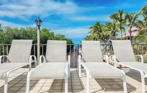 Image of Blue Water is Calling! 5bedroom 3bath with large pool and 150 ft of dockage 2