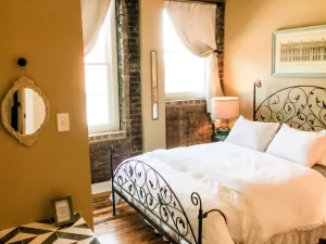 Image of La Vie Bohéme: Southside Condo in the Thick of It