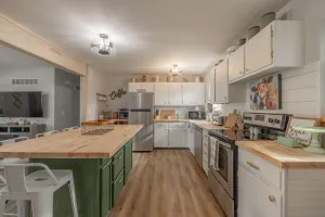 Image of Charming open 4bd and screen-in porch! Sleeps 10!