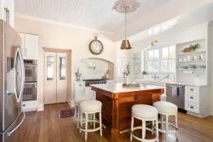Image of Luxury Victorian Downtown: Pamper Your Guests!