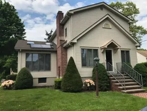 Image of Actually 1 minute walk to private beach\/5 to town beach! Renovated\/ pet friendly