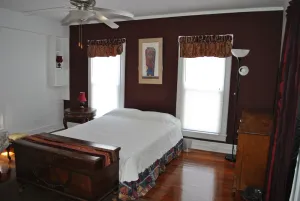 Image of Top floor of Victorian, 2\/2, near Stetson, sky diving, springs, river, beaches