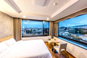 Image of Leslie Hotel