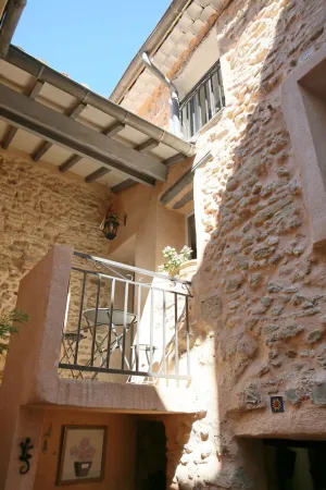 Image of Village house with flower-filled courtyard in the heart of Isle sur la Sorgue