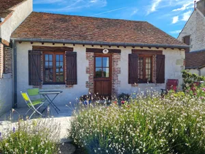 Image of Chaleureux Gîte avec Terrasse à Proximité de la Loire et des Sites Touristiques - FR-1-590-433