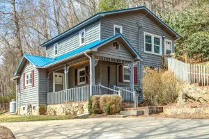Image of 3BR \/ 2 BA Cottage: Blue Mountain Retreat