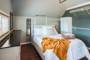 Image of Stylish 3 Bedroom Apartment Less then 10 minute from dwntownn