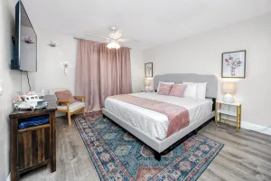 Image of 8min to Beach by car, fenced in yard, Free parking, MODERN
