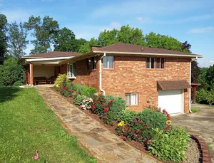 Image of Charming and spacious 2200sf 3 BR\/2 BA house with MTN view.