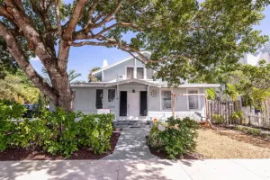 Image of Vintage Coastal Cottage -3Bed\/1Bath Upstairs