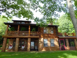Image of Cozy, Lakefront Log Cabin