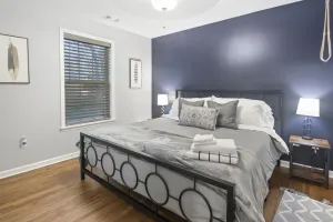 Image of King bed 🛌 memory foam mattress fast wi fi 🎊<br>BBQ grill & close to downtown 😀